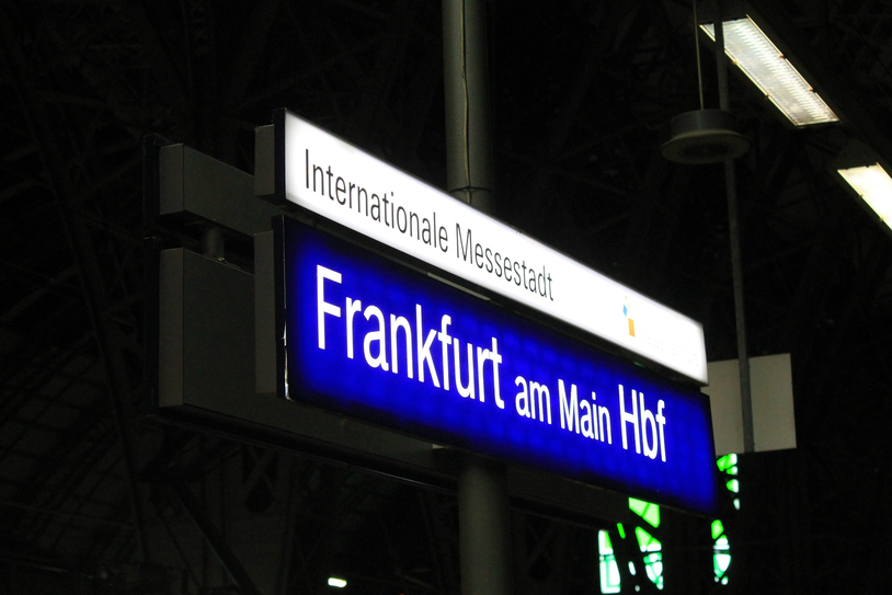 Schild mit Aufschrift "Internationale Messestadt Frankfurt am Main Hbf