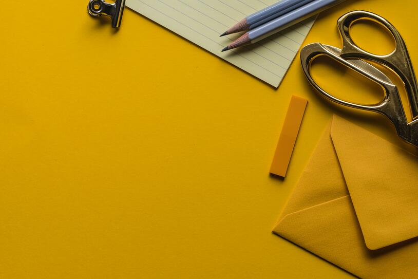 Planning_Prototyping Arbeitsplatz mit Stiften, Zetteln und Schere